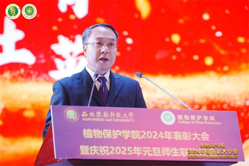 8001.少年阿宾
党委书记黄明学主持表彰大会.jpg