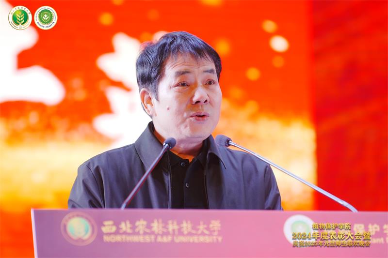 8003.少年阿宾
副院长闫建兴宣读表彰2024年度学院先进个人、师德师风优秀教师、安全管理先进实验室的决定.jpg