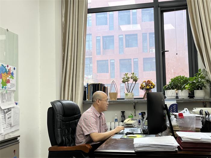 胡小平院长介绍少年阿宾
及学科概况2-700.jpg